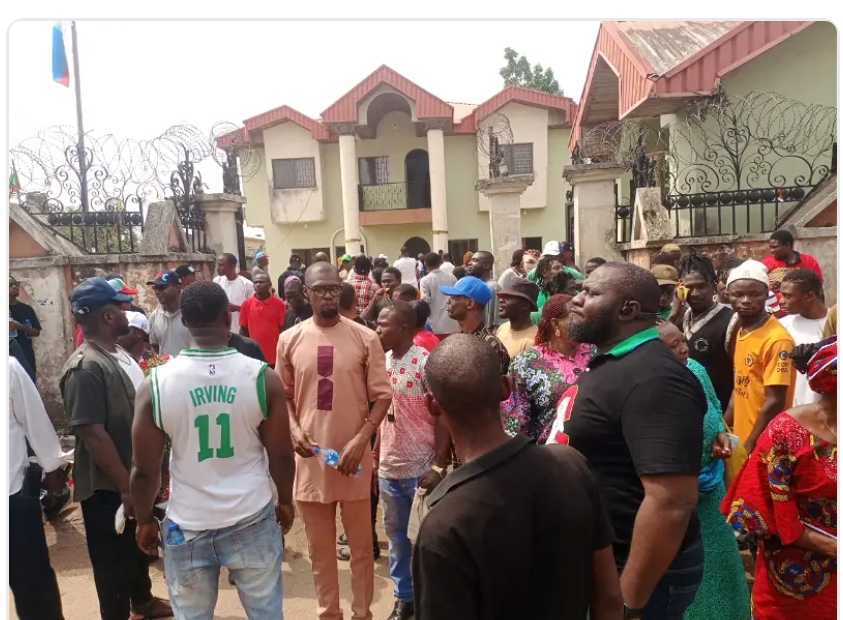 Breaking: Youths, women protest in Edo APC secretariat, demand sack of state exco