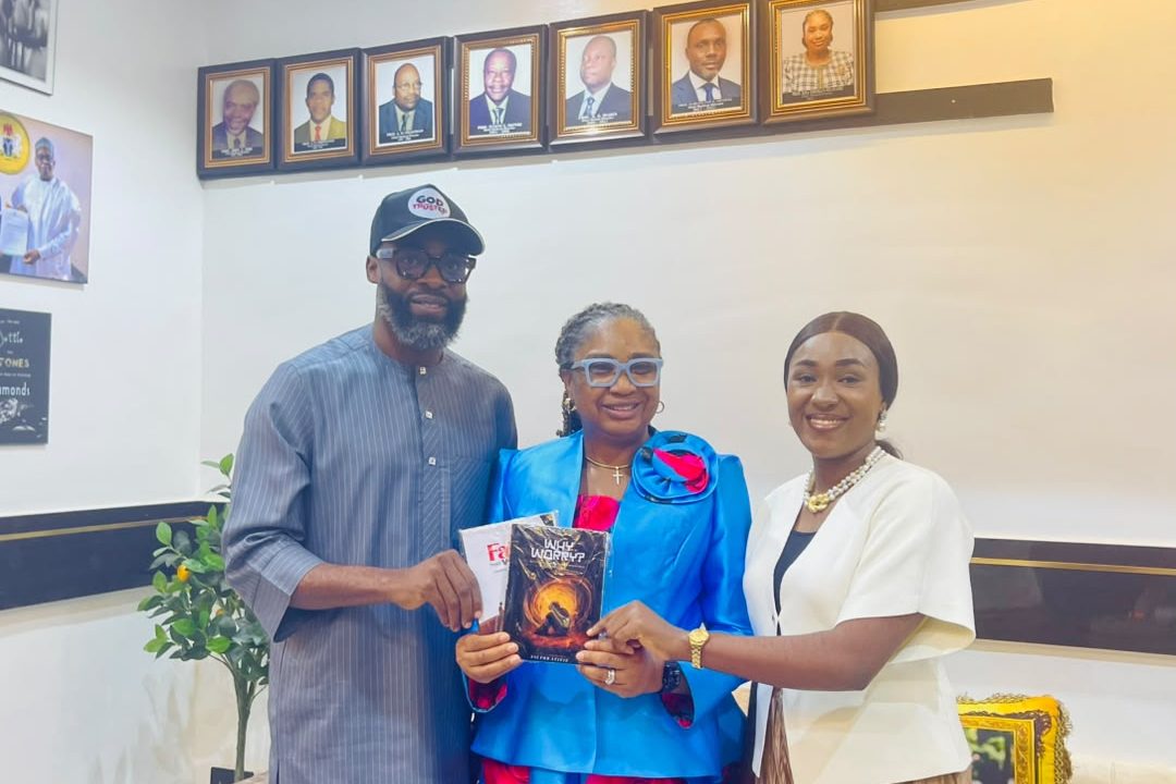 Leadership: Clegyman Commends Ize-Iyamu’s, Present Books to UBTH